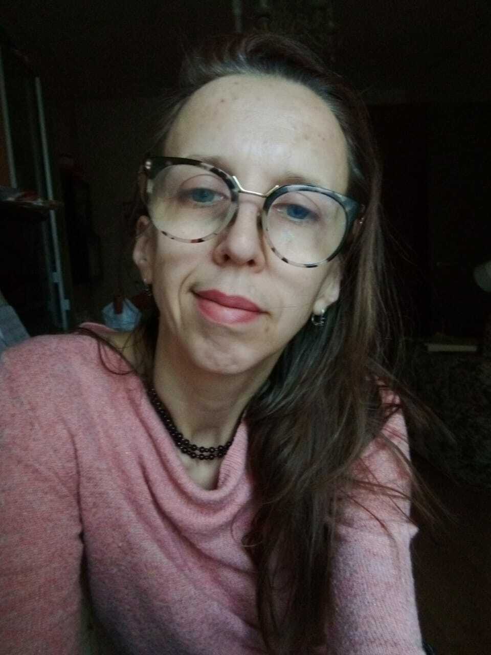 <span style="font-weight: bold;">Гладышева Алина Николаевна - </span>музыкальный терапевт, педагог французского языка